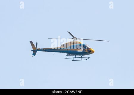 Huelva, Spagna - 30 luglio 2021: Elicottero della Guardia Civil de Trafico (Guardia di traffico civile) pattugliando le strade e le autostrade per il controllo sconsiderata Foto Stock