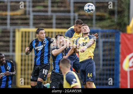 Federico Ricca del Club, Brandon Mechele del Club e Siebe Van Der Heyden della Union combattono per la palla durante una partita di calcio tra Royal Union Saint-Gill Foto Stock