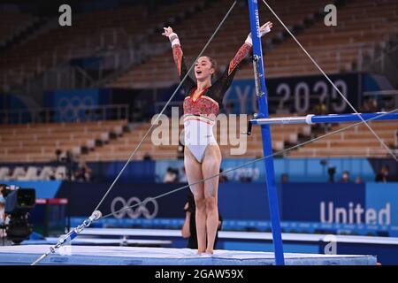 La ginnastica belga Nina Derwael ha raffigurato durante l'evento finale dei singoli sbarre irregolari nel concorso di ginnastica artistica, il decimo giorno della 'T. Foto Stock