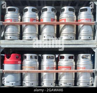 Malaga, Spagna - 27 luglio 2019: Carichi di bombole spagnole di gas butano argento assortiti su un camion Foto Stock