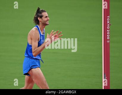 (210801) -- TOKYO, 1 agosto 2021 (Xinhua) -- Gianmarco tamberi d'Italia reagisce durante la finale maschile di salto in alto ai Giochi Olimpici di Tokyo 2020, a Tokyo, Giappone, 1 agosto 2021. (Xinhua/Jia Yuchen) Foto Stock