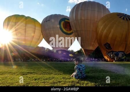 Chrudim, Repubblica Ceca. 30 luglio 2021. Un ragazzo che guarda l'inizio dei mongolfiera. Il 12° Balloons ceco Fiesta 'Balony nad Chrudimi' si svolgerà a Chrudim (130 km ad est di Praga), nella Repubblica Ceca. (Immagine di credito: © Slavek Ruta/ZUMA Press Wire) Foto Stock