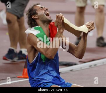 Gianmarco tamberi in Italia reagisce dopo aver legato la medaglia d'oro al Mutaz sia Barshim di Quatar, non raffigurato, con un'altezza di 2.37 metri nella finale di salto maschile allo Stadio Olimpico durante le Olimpiadi estive del 2020 a Tokyo, Giappone, domenica 1 agosto 2021. Foto di Tasos Katopodis/UPI Foto Stock