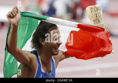 Gianmarco tamberi in Italia reagisce dopo aver legato la medaglia d'oro al Mutaz sia Barshim di Quatar, non raffigurato, con un'altezza di 2.37 metri nella finale di salto maschile allo Stadio Olimpico durante le Olimpiadi estive del 2020 a Tokyo, Giappone, domenica 1 agosto 2021. Foto di Tasos Katopodis/UPI Foto Stock