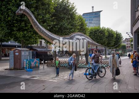 Modelli di dinosauri a grandezza naturale esposti in varie località nel centro della città di Bochum, qui: Diplodocus, Nord Reno-Westfalia, Germania. Lebengros Foto Stock