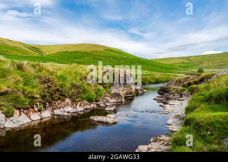 Vista sulla splendida campagna gallese con il fiume Afon Elan nella Elan Valley, Powys, Galles. Effetto di esposizione prolungata. Foto Stock