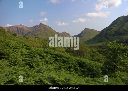 Vista verso Stob Coire e Bidean nam Bian dal sentiero fino a Pap of Glencoe, Scozia Foto Stock