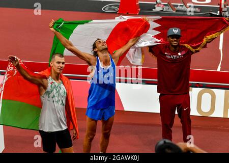 TOKYO, GIAPPONE - 1° AGOSTO: Nedasekau di Bielorussia, Gianmarco tamberi d'Italia e Mutaz essa Marshim di Qatar si pone per una foto dopo aver disputato la finale di 100 metri di uomini durante i Giochi Olimpici di Tokyo 2020 allo Stadio Olimpico il 1° agosto 2021 a Tokyo, Giappone (Foto di Andy Astfalck/Orange Pictures) Foto Stock