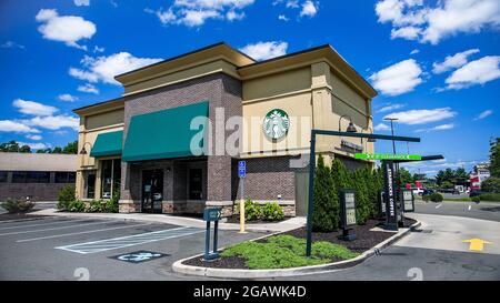 NORWALK, CT, USA - 31 LUGLIO 2021: Starbucks Coffee building vicino a Poet Road nel bel giorno d'estate Foto Stock