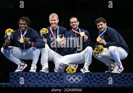 Chiba. 1 agosto 2021. I membri del Team France posano con le medaglie d'oro durante la cerimonia di premiazione per l'evento della foil team maschile di scherma ai Giochi Olimpici di Tokyo 2020 a Chiba, Giappone, il 1° agosto 2021. Credit: Guo Chen/Xinhua/Alamy Live News Foto Stock