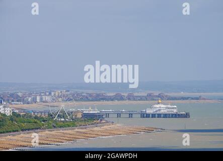 Eastbourne Pier and Beach, Eastbourne, East Sussex, Regno Unito Foto Stock