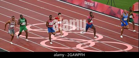 (210801) -- TOKYO, 1 agosto 2021 (Xinhua) -- su Bingtian (C) della Cina compete durante la finale maschile di 100 m ai Giochi Olimpici di Tokyo 2020 a Tokyo, Giappone, 1 agosto 2021. (Xinhua/li Yibo) Foto Stock