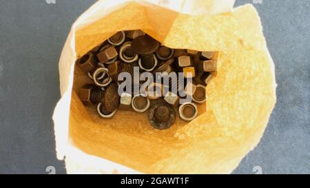 Bulloni e dadi del carrello in un sacco di carta Foto Stock