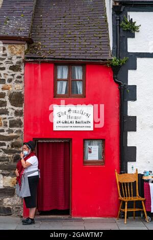 CONWY, GALLES - 04 LUGLIO 2021: La più piccola casa in Gran Bretagna, conosciuta anche come la Quay House, è un'attrazione turistica sulla banchina a Conwy, Galles. Foto Stock