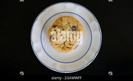 Una vista ad alta angolazione di un sandwich di biscotti al cioccolato Foto Stock