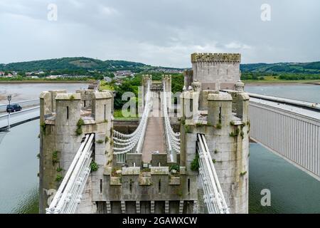CONWY, GALLES - 04 LUGLIO 2021: Ponte sospeso Conwy. Costruito nel 1826, ha lo scopo di portare il traffico lungo la costa del Galles del Nord. Foto Stock