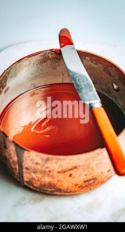 Fondendo il cioccolato in una pentola di rame Foto Stock