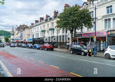 LLANDUDNO, GALLES - 04 LUGLIO 2021: Vista sulla strada di Llandudno - la più grande località balneare del Galles. Foto Stock