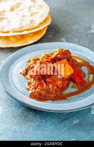 Piatto vegetariano indiano di Paneer con Dhal - dal - FOODPIX BIANCO - SPAZIO PER IL TESTO Foto Stock