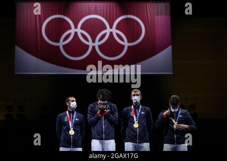 Chiba. 1 agosto 2021. I membri del Team France posano con le medaglie d'oro durante la cerimonia di premiazione per l'evento della foil team maschile di scherma ai Giochi Olimpici di Tokyo 2020 a Chiba, Giappone, il 1° agosto 2021. Credit: Pan Yulong/Xinhua/Alamy Live News Foto Stock