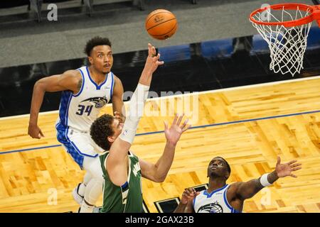 Orlando, Florida, USA, 11 aprile 2021, Milwaukee Bucks Center Brooks Lopez tenta di fare un cestino all'Amway Center (Photo Credit: Marty Jean-Louis) Foto Stock