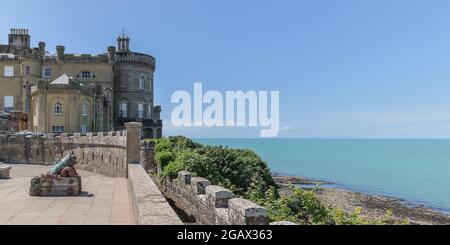 Cannone sul parapetto del castello e dei giardini di Culzean di proprietà del National Trust for Scotland, vicino Ayr, Sud Ayrshire, Scozia, Regno Unito Foto Stock