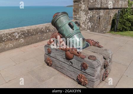 Cannone sul parapetto del castello e dei giardini di Culzean di proprietà del National Trust for Scotland, vicino Ayr, Sud Ayrshire, Scozia, Regno Unito Foto Stock