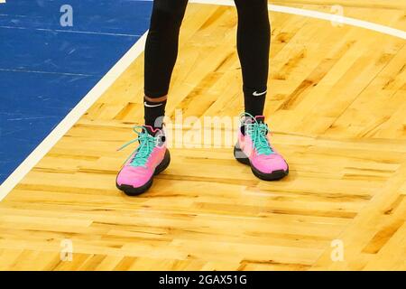 Orlando, Florida, USA, 12 aprile 2021, San Antonio Spurs Point Guard Dejounte Murray 5 Scarpe da basket durante la partita all'Amway Center (Photo Credit: Marty Jean-Louis) Foto Stock