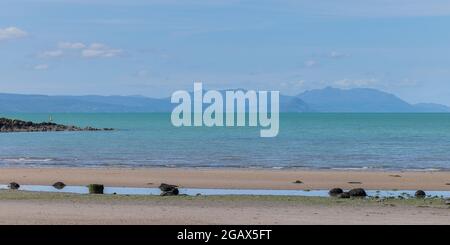 Preso dalla spiaggia di Maidens, Ayrshire del Sud in Scozia situato sul Firth di Clyde che guarda attraverso l'Isola di Arran e il Mull di Kintyre Foto Stock