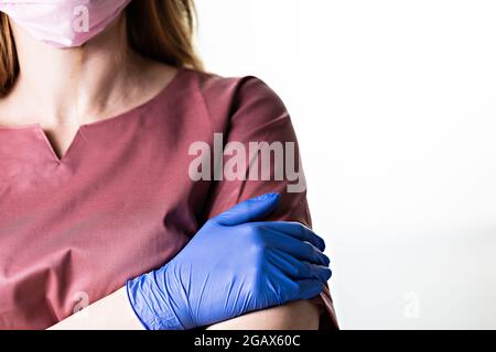 donna medico in guanti blu medico concetto di sicurezza medica Foto Stock