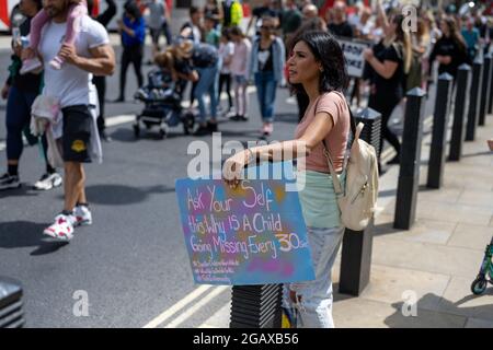 Londra, UK - Luglio 31 2021: La marcia anti-vaccino per bambini dal London Eye a Trafalgar Square Foto Stock