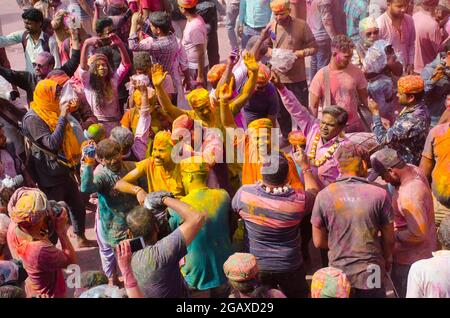 I pellegrini ballano con i ritmi del tamburo in festa con il festival Holi. Foto Stock