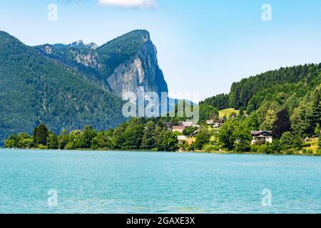 Österreich, Oberösterreich, Mondsee, Blick von Oberburgau über den Mondsee zur Drachenwand Foto Stock