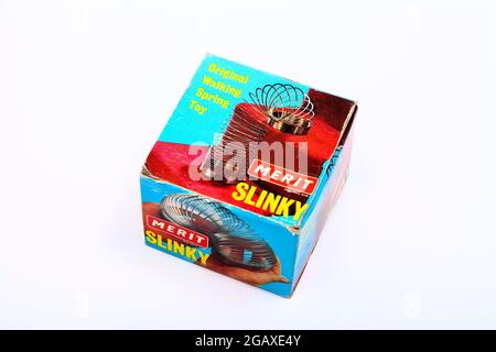 Molla Slinky toy isolato su bianco. Rainbow giocattolo a molla Foto stock -  Alamy