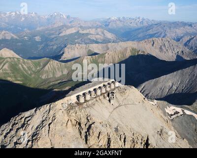 VISTA AEREA. Batteria di Mont Chaberton, la più alta fortificazione d'Europa ad un'altitudine di 3131 metri s.l.m.. Montgenèvre, Hautes-Alpes, Francia. Foto Stock