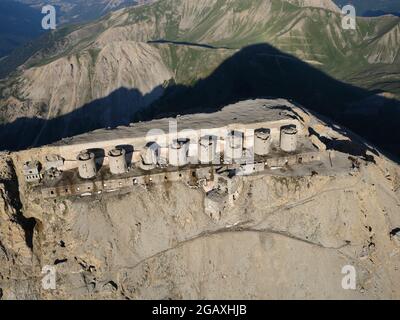 VISTA AEREA. Batteria di Mont Chaberton, la più alta fortificazione d'Europa ad un'altitudine di 3131 metri s.l.m.. Montgenèvre, Hautes-Alpes, Francia. Foto Stock