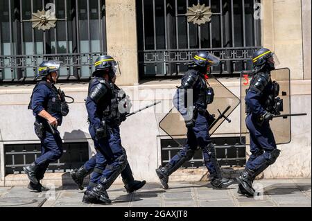 Parigi, Francia. 01 agosto 2021. Diverse migliaia di persone si sono riunite per dimostrare contro il pass sanitario (Pass Sanitaire). Ci sono stati scontri con la polizia. Parigi, Francia, il 31 luglio 2021. Foto di Kelly Linsale /BePress/ABACAPRESS.COM Credit: Abaca Press/Alamy Live News Foto Stock