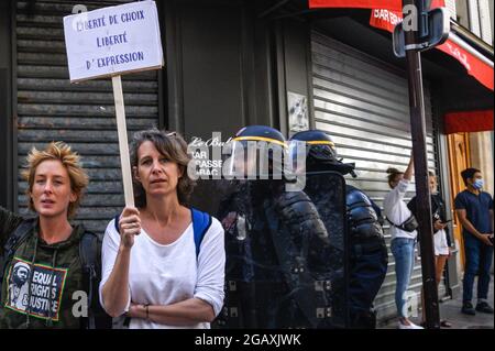 Parigi, Francia. 01 agosto 2021. Diverse migliaia di persone si sono riunite per dimostrare contro il pass sanitario (Pass Sanitaire). Ci sono stati scontri con la polizia. Parigi, Francia, il 31 luglio 2021. Foto di Kelly Linsale /BePress/ABACAPRESS.COM Credit: Abaca Press/Alamy Live News Foto Stock