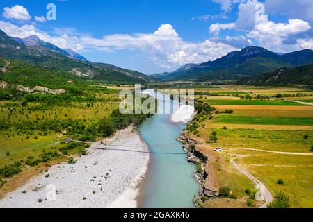 Vecchio ponte sospeso sul bellissimo fiume Vjosa, vicino a Çarçovë, montagne Nemërçka, quartiere Gjirokastra, albania Foto Stock