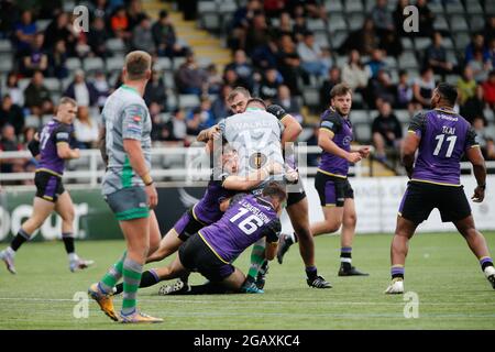 NEWCASTLE UPON TYNE, Regno Unito 1 AGOSTO Evan Simons of Newcastle Thunder e Jay Chapelhow of Newcastle Thunder Tackle Tom Walker of Whitehaven durante la partita TRA Newcastle Thunder e Whitehaven RLFC a Kingston Park, Newcastle domenica 1 agosto 2021. (Credit: Chris Lishman | MI News) Foto Stock