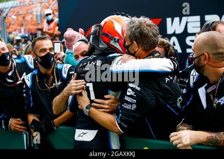 Budapest, Ungheria. 01 agosto 2021. Ocon Esteban (fra), Alpine F1 A521, celebra la sua vittoria durante la Formula 1 Magyar Nagydij 2021, Gran Premio d'Ungheria, 11° appuntamento del Campionato del mondo di Formula uno 2021 FIA dal 30 luglio al 1 agosto 2021 sull'Hungaroring, a Mogyorod, vicino Budapest, Ungheria - Foto Xavi Bonilla/DPPI Credit: DPPI Media/Alamy Live News Foto Stock