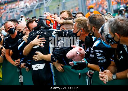 Budapest, Ungheria. 01 agosto 2021. Ocon Esteban (fra), Alpine F1 A521, celebra la sua vittoria durante la Formula 1 Magyar Nagydij 2021, Gran Premio d'Ungheria, 11° appuntamento del Campionato del mondo di Formula uno 2021 FIA dal 30 luglio al 1 agosto 2021 sull'Hungaroring, a Mogyorod, vicino Budapest, Ungheria - Foto Xavi Bonilla/DPPI Credit: DPPI Media/Alamy Live News Foto Stock