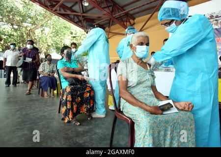 Colombo, Sri Lanka. 1 agosto 2021. Le persone ricevono il vaccino COVID-19 in un centro di vaccinazione a Colombo, Sri Lanka, 1 agosto 2021. Domenica le autorità dello Sri Lanka hanno istituito diversi centri di vaccinazione in tutta la Provincia Occidentale, tra cui la capitale Colombo, per somministrare le seconde dosi dei vaccini AstraZeneca dopo che sono arrivate nel paese oltre 700,000 dosi il sabato. Credit: Ajith Perera/Xinhua/Alamy Live News Foto Stock