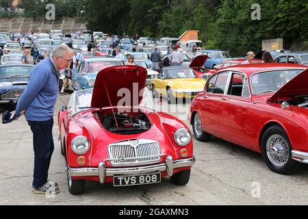 MG MGA Roadster (1959). Mostra d'auto Classic e Retrojumble per i membri del Brooklands Museum. Weybridge, Surrey, Regno Unito. 1 agosto 2021. Centinaia di auto d'epoca hanno nuovamente riempito il traguardo nel primo evento di massa post-blocco del museo. Brooklands Museum è il sito del primo circuito automobilistico costruito appositamente al mondo, costruito nel 1907 e infine chiuso dallo scoppio della seconda guerra mondiale nel 1939. Crediti: Ian Bottle/Alamy Live News Foto Stock