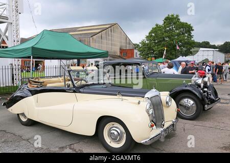 Daimler 2,5 Special Sports Convertible (1951) e Rolls-Royce 20/25 Limousine di Windovers (1935). Mostra d'auto Classic e Retrojumble per i membri del Brooklands Museum. Weybridge, Surrey, Regno Unito. 1 agosto 2021. Centinaia di auto d'epoca hanno nuovamente riempito il traguardo nel primo evento di massa post-blocco del museo. Brooklands Museum è il sito del primo circuito automobilistico costruito appositamente al mondo, costruito nel 1907 e infine chiuso dallo scoppio della seconda guerra mondiale nel 1939. Crediti: Ian Bottle/Alamy Live News Foto Stock