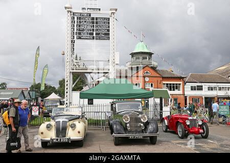 Daimler 2,5 Special Sports Convertible (1951), Rolls-Royce 20/25 Limousine di Windovers (1935) e MG C Type (1933). Mostra d'auto Classic e Retrojumble per i membri del Brooklands Museum. Weybridge, Surrey, Regno Unito. 1 agosto 2021. Centinaia di auto d'epoca hanno nuovamente riempito il traguardo nel primo evento di massa post-blocco del museo. Brooklands Museum è il sito del primo circuito automobilistico costruito appositamente al mondo, costruito nel 1907 e infine chiuso dallo scoppio della seconda guerra mondiale nel 1939. Crediti: Ian Bottle/Alamy Live News Foto Stock