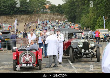 MG C Type (1933) e Vauxhall 30-98 (1923). Mostra d'auto Classic e Retrojumble per i membri del Brooklands Museum. Weybridge, Surrey, Regno Unito. 1 agosto 2021. Centinaia di auto d'epoca hanno nuovamente riempito il traguardo nel primo evento di massa post-blocco del museo. Brooklands Museum è il sito del primo circuito automobilistico costruito appositamente al mondo, costruito nel 1907 e infine chiuso dallo scoppio della seconda guerra mondiale nel 1939. Crediti: Ian Bottle/Alamy Live News Foto Stock