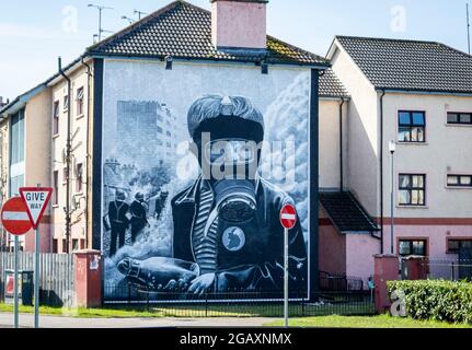 Derry / Londonderrt, Regno Unito, marzo 2017. Vista sulla strada del famoso murale di `Boy in the Mask' dipinto sulla zona residenziale di Derry Bogside in una soleggiata da Foto Stock