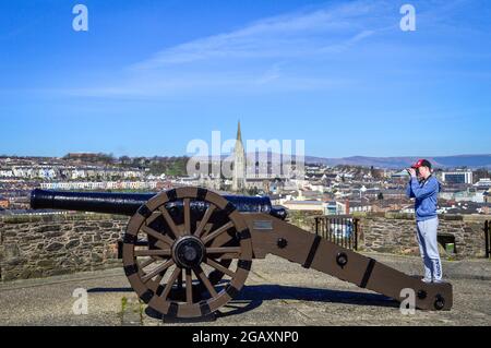 Derry / Londonderry, Regno Unito, marzo 2017. Il cannone restaurato posto sulle Mura della Città di Derry in una giornata di sole. Foto Stock