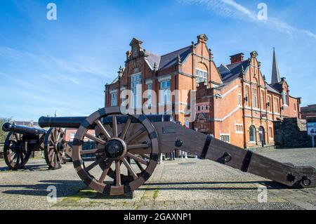 Derry / Londonderry, Regno Unito, marzo 2017. I cannoni restaurati sono stati collocati sulle mura della città di Derry in una giornata di sole. Foto Stock